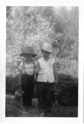 BerryPicking2
This set was in a photo envelope for B Hodgins
