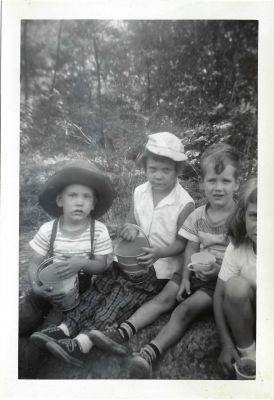 BerryPicking3
This set was in a photo envelope for B Hodgins
